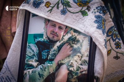 "Він був зразковим військовослужбовцем": під Одесою прощалися із зооволонтером, який загинув на Херсонщині "Він був зразковим військовослужбовцем": під Одесою прощалися із зооволонтером, який загинув на Херсонщині