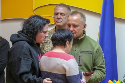 У Житомирі рідні п'яти загиблих захисників отримали ордени У Житомирі рідні п'яти загиблих захисників отримали ордени
