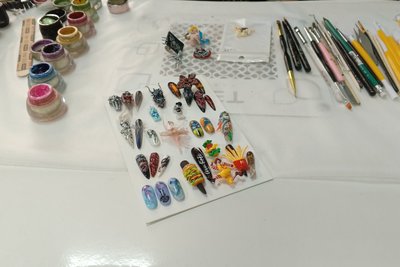 Житомирянка створює манікюр у техніці крейзі-дизайн із об’ємними ліпками та стразами Житомирянка створює манікюр у техніці крейзі-дизайн із об’ємними ліпками та стразами