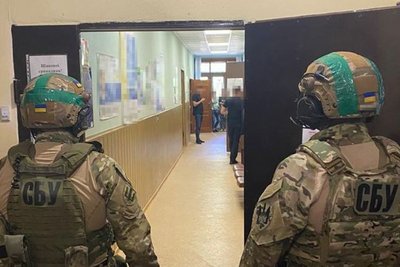 У Харкові затримали шістьох працівників міграційної служби, яких підозрюють у корупції У Харкові затримали шістьох працівників міграційної служби, яких підозрюють у корупції