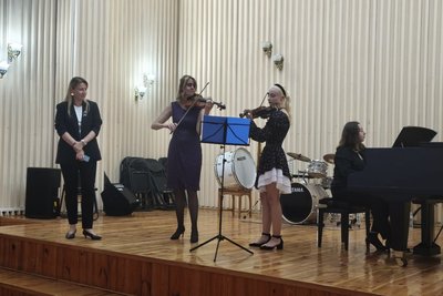 Вівальді, Бах та Моцарт: британська скрипалька у Житомирі провела майстер-клас для дітей-музикантів Вівальді, Бах та Моцарт: британська скрипалька у Житомирі провела майстер-клас для дітей-музикантів