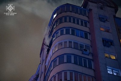 У Києві під час пожежі з вікна багатоповерхівки вистрибнув чоловік У Києві під час пожежі з вікна багатоповерхівки вистрибнув чоловік