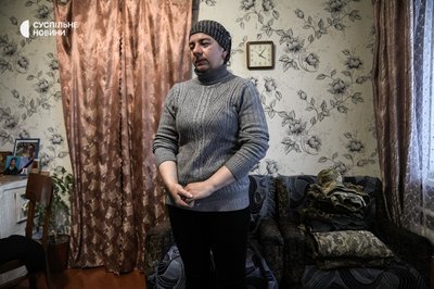 Анна вдома у вітальні у Підвисокому на Харківщині, квітень 2023 року