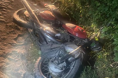 На Житомирщині 14-річний водій мотоцикла зіштовхнувся з трактором — підліток у лікарні На Житомирщині 14-річний водій мотоцикла зіштовхнувся з трактором — підліток у лікарні