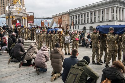 Прощання на Майдані Незалежності із чотирма бійцями добровольчого батальйону "Братство", які загинули 25 грудня у складі ДРГ на території Росії. Київ, 7 березня 2023 року.