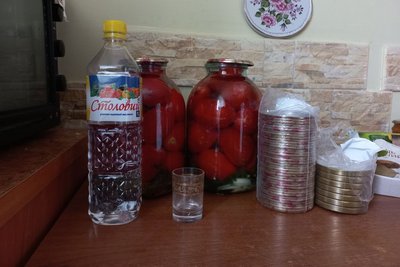 Консервовані помідори для ЗСУ: як жителька Житомирщини допомагає військовим Консервовані помідори для ЗСУ: як жителька Житомирщини допомагає військовим