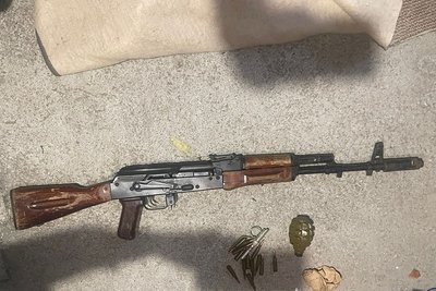 На Житомирщині поліцейські приїхали на виклик про домашнє насильство і знайшли арсенал зброї На Житомирщині поліцейські приїхали на виклик про домашнє насильство і знайшли арсенал зброї