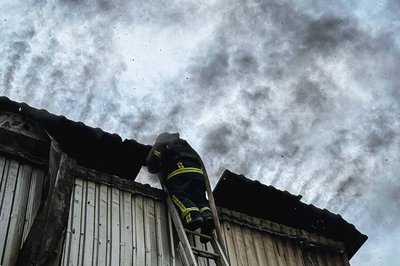 Рятувальник гасить пожежу на місці влучання у Великому Бурлуці, 22 квітня 2026 року Рятувальник гасить пожежу на місці влучання у Великому Бурлуці, 22 квітня 2026 року