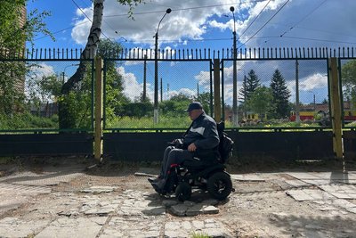 Падав на вулицях міста: ветеран на протезі перевірив безбар'єрність Житомира Падав на вулицях міста: ветеран на протезі перевірив безбар'єрність Житомира
