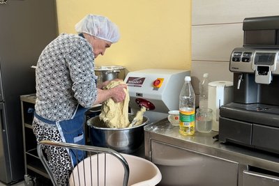 Десятки тисяч булок на фронт спекли при УГЦК на Рівненщині Десятки тисяч булок на фронт спекли при УГЦК на Рівненщині