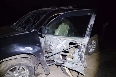 Автівка після атаки російського дрона у Руській Лозовій, 25 квітня 2026 року Автівка після атаки російського дрона у Руській Лозовій, 25 квітня 2026 року