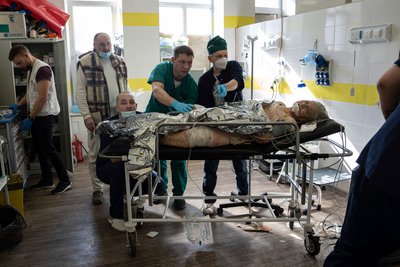 Лікарі надають допомогу пораненій місцевій жительці у Костянтинівці на Донеччині, 10 березня 2023 року