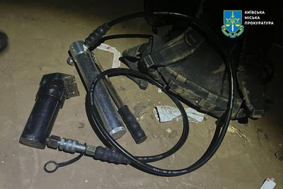 Залазили через вентиляцію у торговельні центри: у Києві судитимуть спільників, які начебто викрали понад 16 млн грн Залазили через вентиляцію у торговельні центри: у Києві судитимуть спільників, які начебто викрали понад 16 млн грн