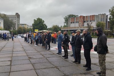У Житомирі вшанували пам'ять полеглих захисників і захисниць України У Житомирі вшанували пам'ять полеглих захисників і захисниць України