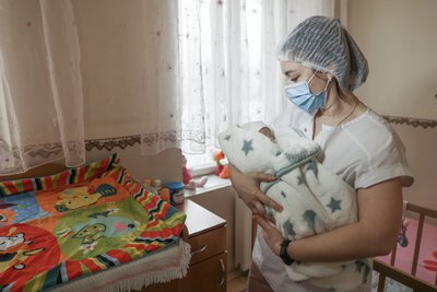 У Чернівцях одномісячну дівчинку залишили у будинку дитини. Її оглядають медики У Чернівцях одномісячну дівчинку залишили у будинку дитини. Її оглядають медики