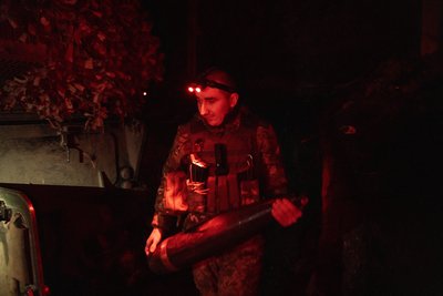 Артилерист Третьої окремої штурмової бригади на позиції в напрямку Борової на Харківщині, 30 березня 2025 року Артилерист Третьої окремої штурмової бригади на позиції в напрямку Борової на Харківщині, 30 березня 2025 року