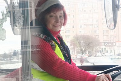 "Дітям дарую цукерки, дорослим — новорічний настрій", — луцька водійка тролейбуса "Дітям дарую цукерки, дорослим — новорічний настрій", — луцька водійка тролейбуса