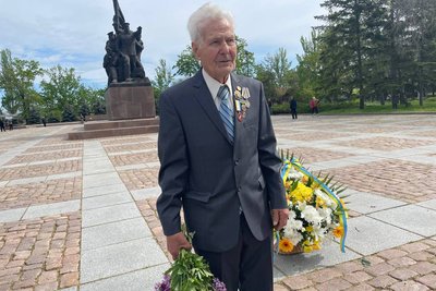 Миколаївці у День памʼяті та примирення поклали квіти до меморіалу