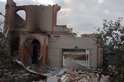 Зруйнований російським ударом будинок Зруйнований російським ударом будинок
