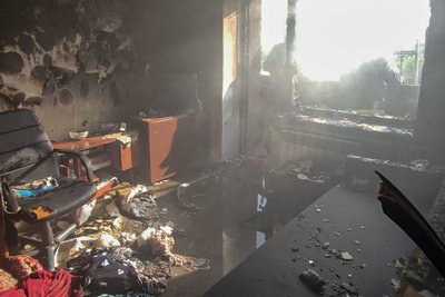 Квартира, в якій зайнялася пожежа після удару російського дрона по багатоповерхівці у Старому Салтові Квартира, в якій зайнялася пожежа після удару російського дрона по багатоповерхівці у Старому Салтові