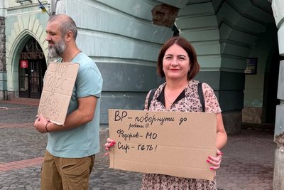 В Ужгороді та Мукачеві люди вийшли на мітинг на підтримку ексміністра оборони Михайла Федорова В Ужгороді та Мукачеві люди вийшли на мітинг на підтримку ексміністра оборони Михайла Федорова