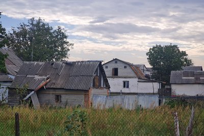 Обстріли у Сонячному на Житомирщині — як відновлюватимуть зруйноване житло та коли платитимуть компенсацію Обстріли у Сонячному на Житомирщині — як відновлюватимуть зруйноване житло та коли платитимуть компенсацію