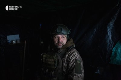Боєць 24 бригади на спостережному пункті Боєць 24 бригади на спостережному пункті