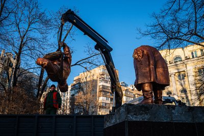 Комунальники Шевченківського району Києва демонтують пам'ятник радянському льотчику Валерію Чкалову, 8 лютого 2023 року. КМДА прийняла рішення про демонтаж. Пам’ятник перенесуть до Музею авіації України імені Антонова. Комунальники Шевченківського району Києва демонтують пам'ятник радянському льотчику Валерію Чкалову, 8 лютого 2023 року. КМДА прийняла рішення про демонтаж. Пам’ятник перенесуть до Музею авіації України імені Антонова.