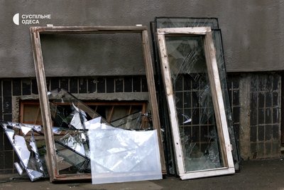 "У цій кімнаті все рухнуло": в Одесі приводять до ладу квартири після падіння уламків дрона РФ "У цій кімнаті все рухнуло": в Одесі приводять до ладу квартири після падіння уламків дрона РФ