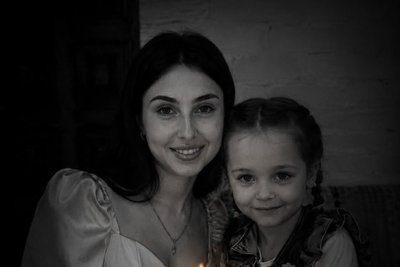 У Сумах загинула Наталія Овчарова та її донька через удар КАБ У Сумах загинула Наталія Овчарова та її донька через удар КАБ