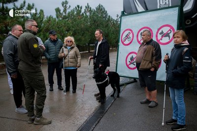 Група незрячих віськових та цивільних очікують на знайомство з собаками-поводирями