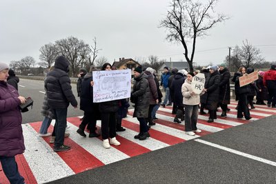Перекривають автодорогу — на Житомирщині жителі села Березина проводять акцію протесту Перекривають автодорогу — на Житомирщині жителі села Березина проводять акцію протесту