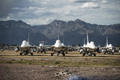 Винищувачі F-16 на базі ВПС в штаті Аризона Винищувачі F-16 на базі ВПС в штаті Аризона
