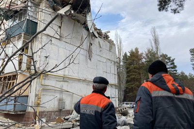 Клугино-Башкирівка, комунальники оглядають зруйнований ракетою будинок