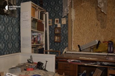 Власниця пошкодженої внаслідок удару РФ квартири намагається зберегти історичну спадщину