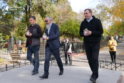 Запалили свічки та поклали квіти: в Одесі вшанували пам'ять жертв масових політичних репресій Запалили свічки та поклали квіти: в Одесі вшанували пам'ять жертв масових політичних репресій