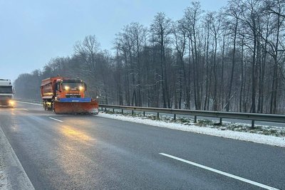 Через снігопади на Житомирщині та в Житомирі другу добу прибирають дороги й вулиці Через снігопади на Житомирщині та в Житомирі другу добу прибирають дороги й вулиці
