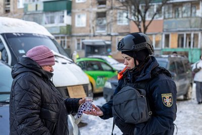 Психологиня ДСНС надає допомогу жительці Немишлянського району у Харкові Психологиня ДСНС надає допомогу жительці Немишлянського району у Харкові