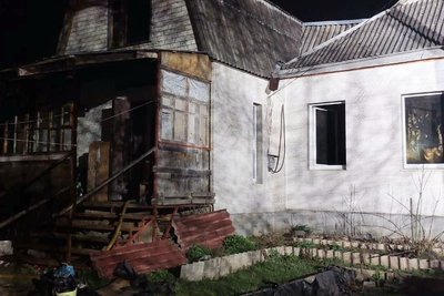 Згорілий у Пісочині будинок, Харківська область, 7 квітня 2025 року Згорілий у Пісочині будинок, Харківська область, 7 квітня 2025 року