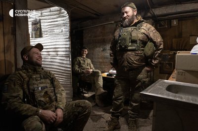 Бійці 24-ї ОМБр "Сват" (ліворуч) та "Батя" (праворуч) Бійці 24-ї ОМБр "Сват" (ліворуч) та "Батя" (праворуч)
