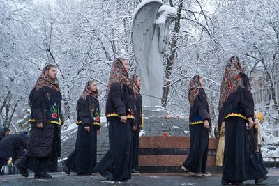 Як у Житомирі вшанували пам'ять жертв голодоморів: фоторепортаж Як у Житомирі вшанували пам'ять жертв голодоморів: фоторепортаж