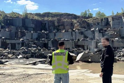 На Житомирщині посадовця держпідприємства підозрюють в продажу каменю габро під виглядом відходів На Житомирщині посадовця держпідприємства підозрюють в продажу каменю габро під виглядом відходів