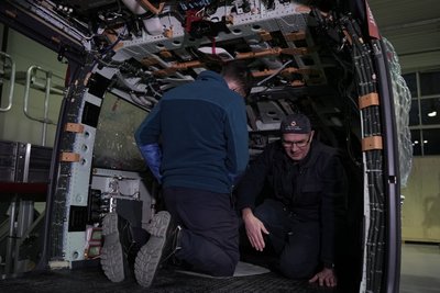 авіатехніки готують гелікоптери поліцейської авіації до польоту