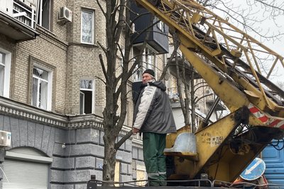 У Шевченківському районі Харкова усувають наслідки російського обстрілу, 30 березня 2025 року У Шевченківському районі Харкова усувають наслідки російського обстрілу, 30 березня 2025 року