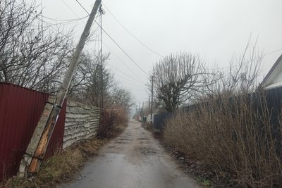 Обірвані дроти та повалені стовпи на вулиці Житомира — ремонтні бригади не приїжджають більше місяця Обірвані дроти та повалені стовпи на вулиці Житомира — ремонтні бригади не приїжджають більше місяця