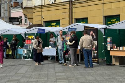 Зустрічі з топ-письменниками, перформанси та презентації — у Житомирі розпочався книжковий форум "Відсіч. Без бар’єрів" Зустрічі з топ-письменниками, перформанси та презентації — у Житомирі розпочався книжковий форум "Відсіч. Без бар’єрів"