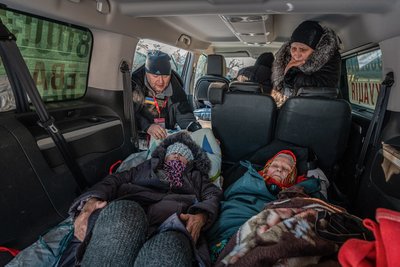 Евакуація лежачих літніх жінок з Торецька