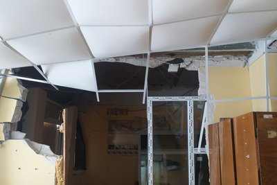 У ліцеї на Харківщині замінюють вікна, які вибило внаслідок російських обстрілів У ліцеї на Харківщині замінюють вікна, які вибило внаслідок російських обстрілів