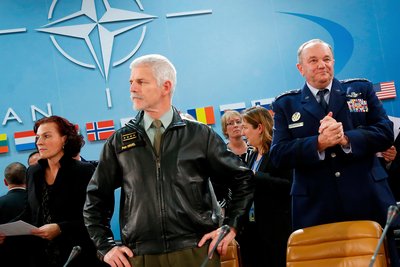 Генерал армії Чехії Петр Павел (в центрі) під час засідання у штаб-квартирі НАТО в Брюсселі, 1 грудня 2015 року Генерал армії Чехії Петр Павел (в центрі) під час засідання у штаб-квартирі НАТО в Брюсселі, 1 грудня 2015 року