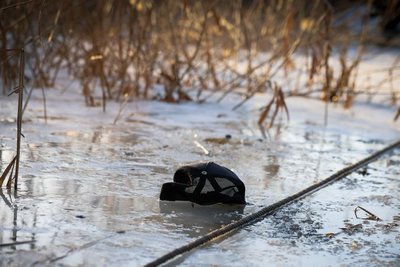 Кепка на поверхні водойми, де загинули двоє хлопців, Харків, 12 березня 2026 року Кепка на поверхні водойми, де загинули двоє хлопців, Харків, 12 березня 2026 року